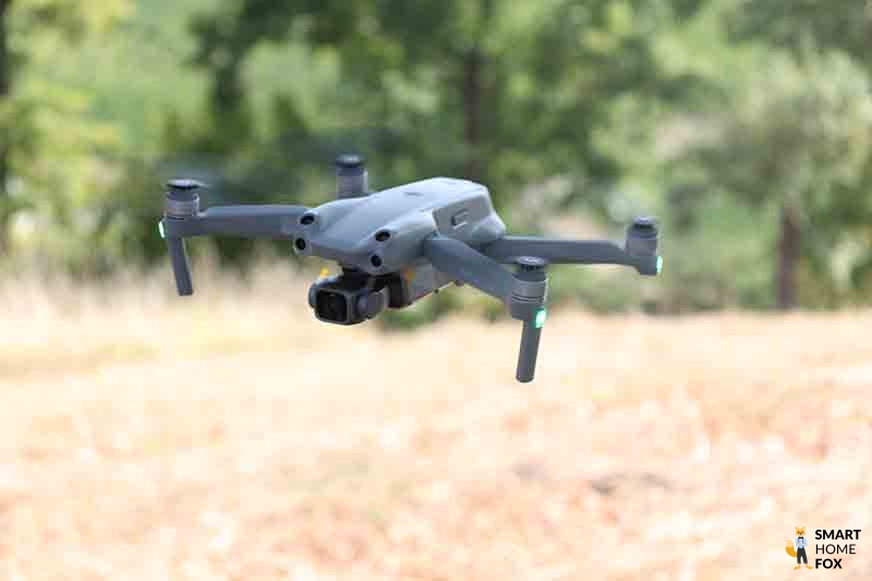 Die DJI Air 2S schwebt in der Natur in der Luft.